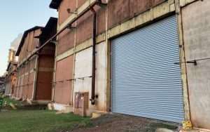 Portão industrial de grande vão